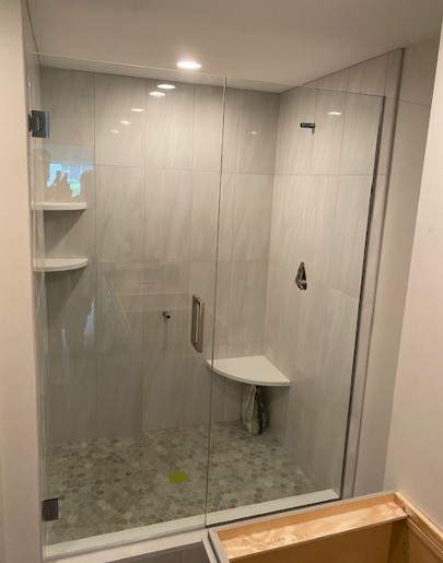 Shower enclosure with marble tile wall